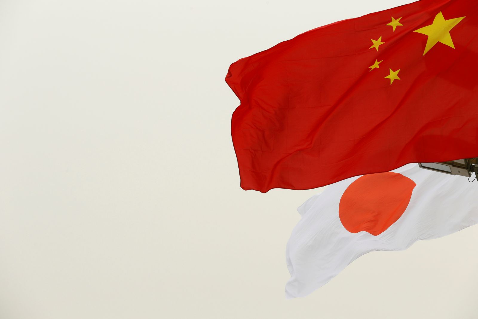 Tanpa sadar telah kecolongan duluan, Jepang pun langsung mengambil inisiatif serangan kepada China. (foto: Reuters) Tanpa sadar telah kecolongan duluan, Jepang pun langsung mengambil inisiatif serangan kepada China. (foto: Reuters)