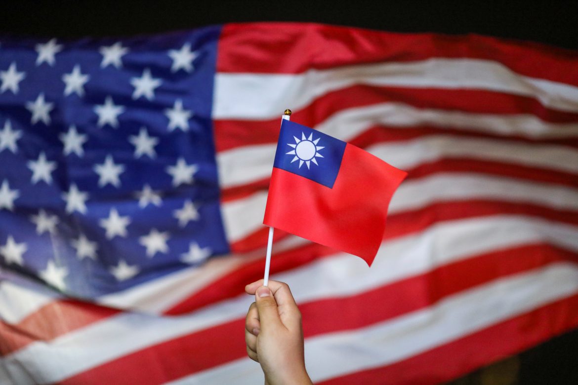 Secara terang-terangan, Taiwan merangkul Amerika Serikat dan langsung melakukan serangan kepada China. (foto: Reuters) Secara terang-terangan, Taiwan merangkul Amerika Serikat dan langsung melakukan serangan kepada China. (foto: Reuters)
