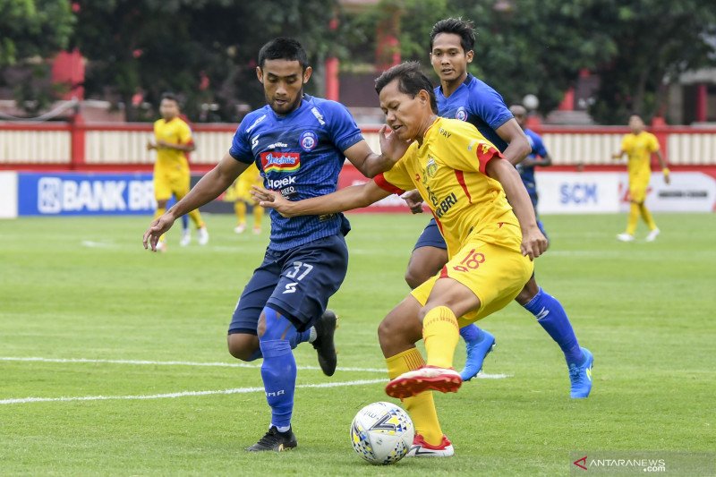 Adam Alis (kuning), pemain Bhayangkara yang berada di Timnas Indonesia. (foto: Antara) Adam Alis (kuning), pemain Bhayangkara yang berada di Timnas Indonesia. (foto: Antara)
