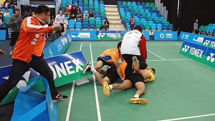 Bukan di UFC, ternyata ganda putra Thailand ini juga sempat memeragakan adu jotos di atas lapangan bulu tangkis.(foto: William Luk/Taiyangbao.ca) Bukan di UFC, ternyata ganda putra Thailand ini juga sempat memeragakan adu jotos di atas lapangan bulu tangkis.(foto: William Luk/Taiyangbao.ca)