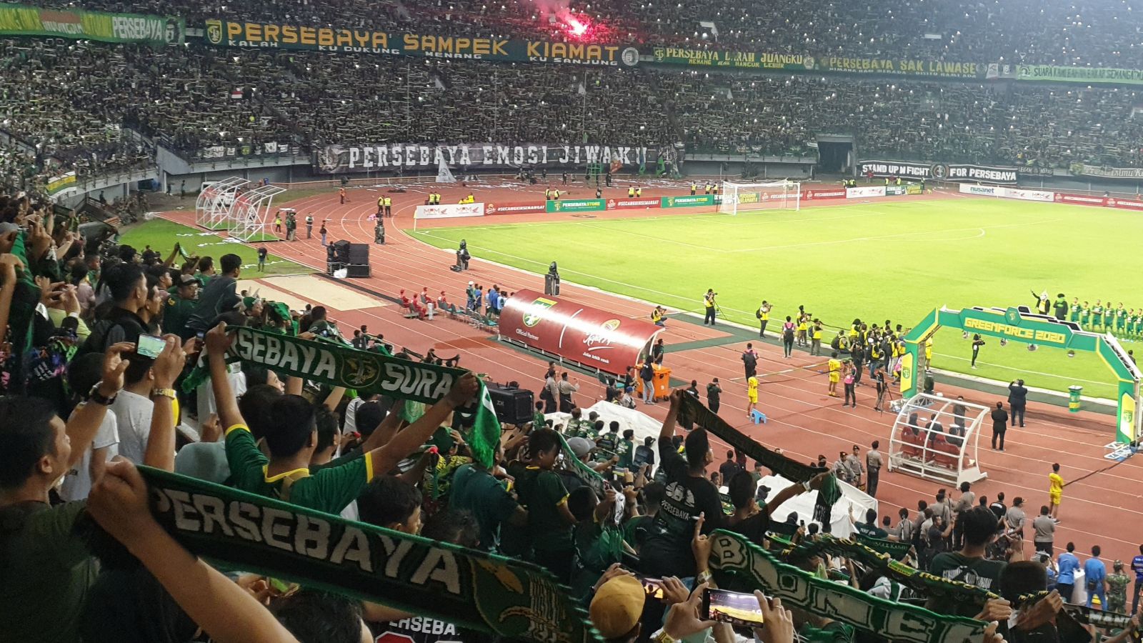 Teriakan pentolan bonek satu ini cukup telak, yang mana bisa membuat klub-klub Indonesia lainnya merinding melihatnya. (foto: Amjad/JPNN) Teriakan pentolan bonek satu ini cukup telak, yang mana bisa membuat klub-klub Indonesia lainnya merinding melihatnya. (foto: Amjad/JPNN)