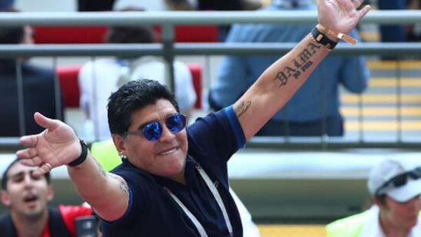 Diego Maradona kabarnya pernah menerima servis dari Wanda Nara. (foto: Reuters) Diego Maradona kabarnya pernah menerima servis dari Wanda Nara. (foto: Reuters)