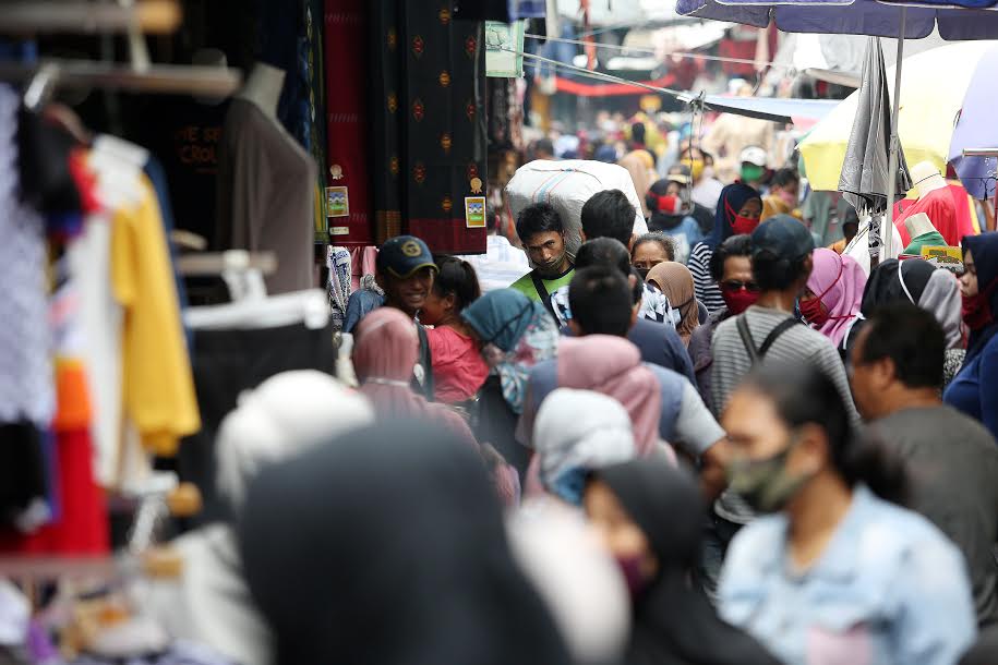 Kerumunan Pasar Tanah Abang belum lama ini masih menjadi hal yang perlu diperhatikan, terlebih di masa pandemi covid-19 di Indonesia. (foto: Ricardo/JPNN) Kerumunan Pasar Tanah Abang belum lama ini masih menjadi hal yang perlu diperhatikan, terlebih di masa pandemi covid-19 di Indonesia. (foto: Ricardo/JPNN)