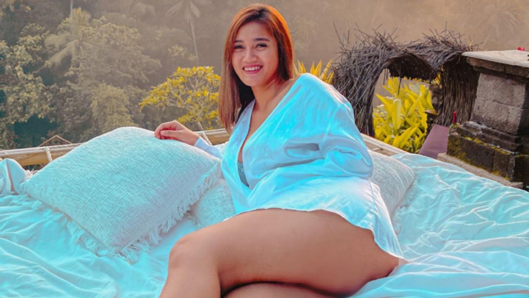 Jakmania seksi satu ini mengungkapkan rasa bangga atas keberhasilan Persija Jakarta membantai Persib Bandung, dengan memberikan sebuah pesan yang aduhai. (foto: instagram.com/jess_amalia20) Jakmania seksi satu ini mengungkapkan rasa bangga atas keberhasilan Persija Jakarta membantai Persib Bandung, dengan memberikan sebuah pesan yang aduhai. (foto: instagram.com/jess_amalia20)