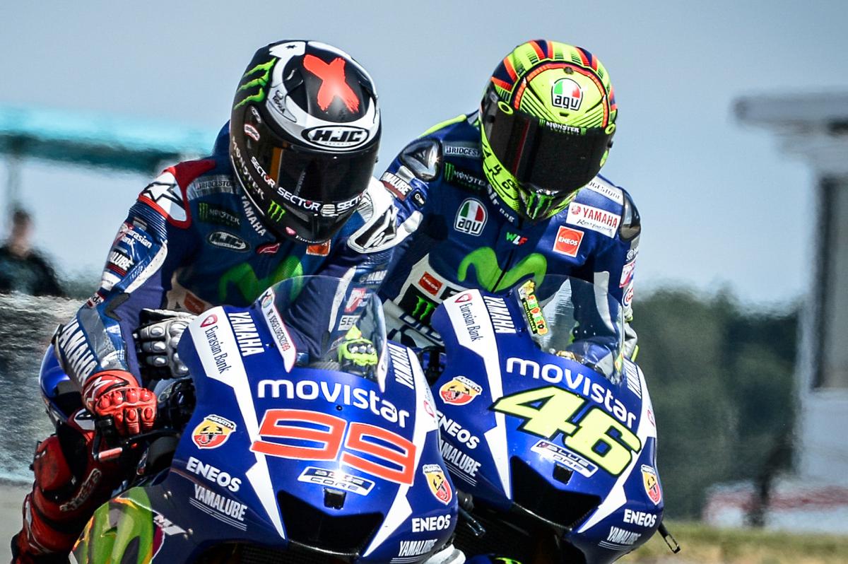 Jorge Lorenzo dan Valentino Rossi saat masih di Movistar Yamaha. (foto: MotoGP) Jorge Lorenzo dan Valentino Rossi saat masih di Movistar Yamaha. (foto: MotoGP)