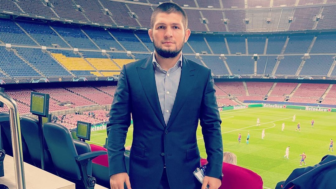 Khabib Nurmagomedov di Camp Nou saat menonton laga Barcelona vs PSG. (foto: instagram.com/khabib_nurmagomedov/) Khabib Nurmagomedov di Camp Nou saat menonton laga Barcelona vs PSG. (foto: instagram.com/khabib_nurmagomedov/)