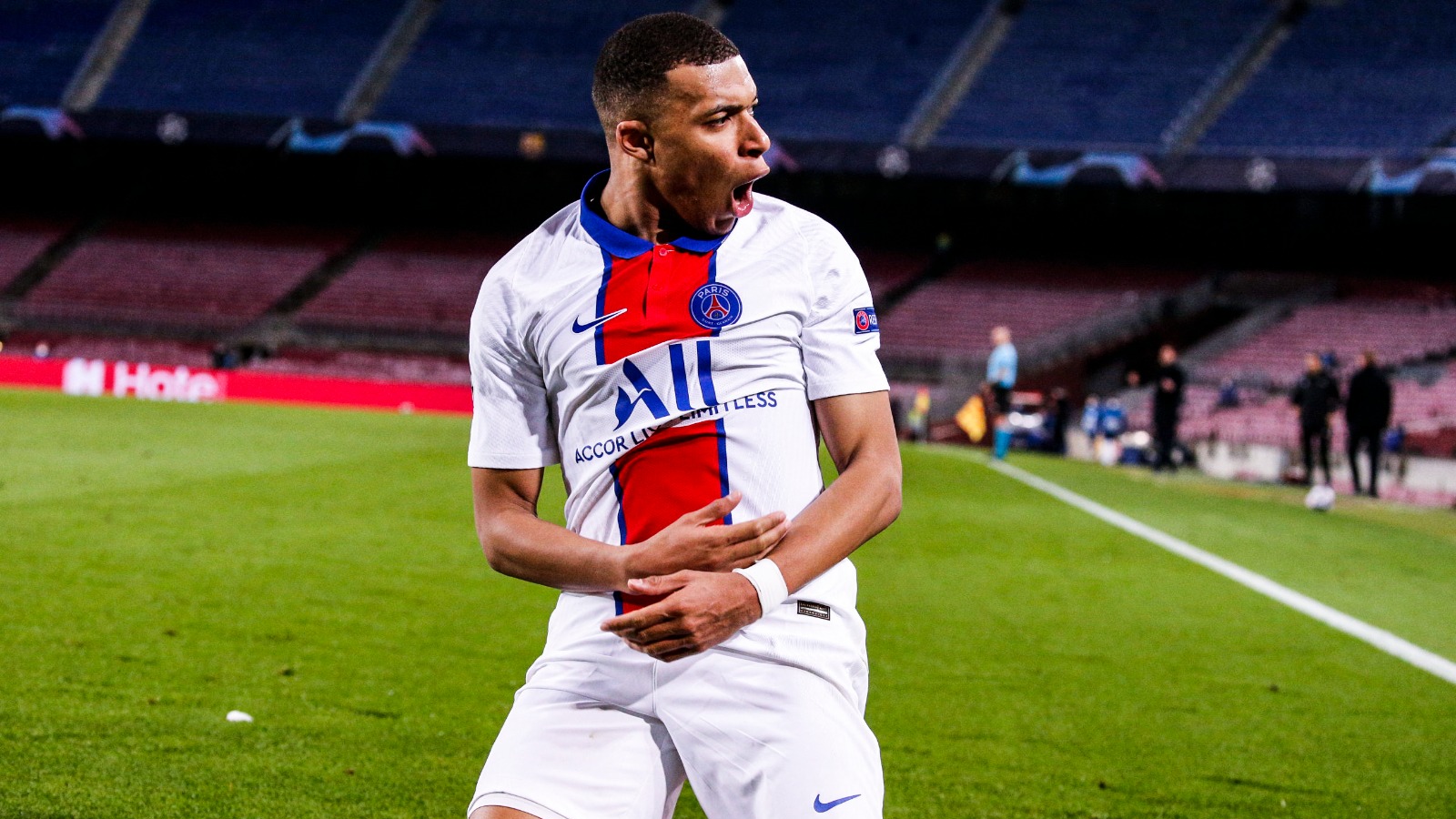 Kylian Mbappe berselebrasi usai mencetak gol di laga Barcelona vs PSG. (foto: twitter.com/PSG_English) Kylian Mbappe berselebrasi usai mencetak gol di laga Barcelona vs PSG. (foto: twitter.com/PSG_English)