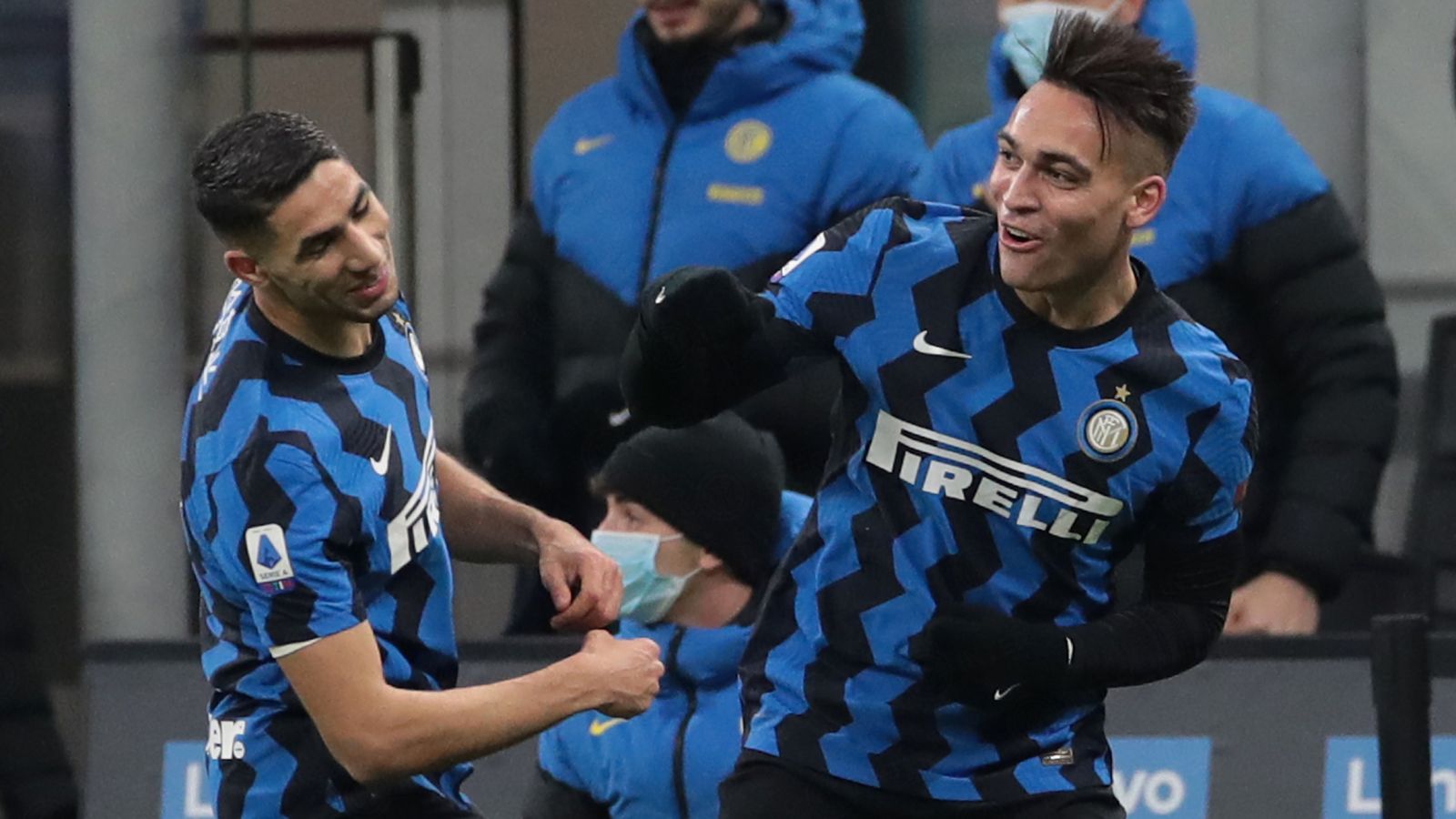 Lautaro Martinez dan Achraf Hakimi berselebrasi dalam laga Inter Milan vs Lazio. (foto: twitter.com/Inter) Lautaro Martinez dan Achraf Hakimi berselebrasi dalam laga Inter Milan vs Lazio. (foto: twitter.com/Inter)