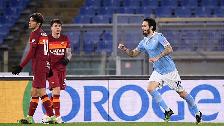 Derby della Capitale tersaji dalam pertandingan antara AS Roma vs Lazio yang dapat disaksikan via link live streaming berikut ini. (foto: Reuters/Alberto Lingria) Derby della Capitale tersaji dalam pertandingan antara AS Roma vs Lazio yang dapat disaksikan via link live streaming berikut ini. (foto: Reuters/Alberto Lingria)