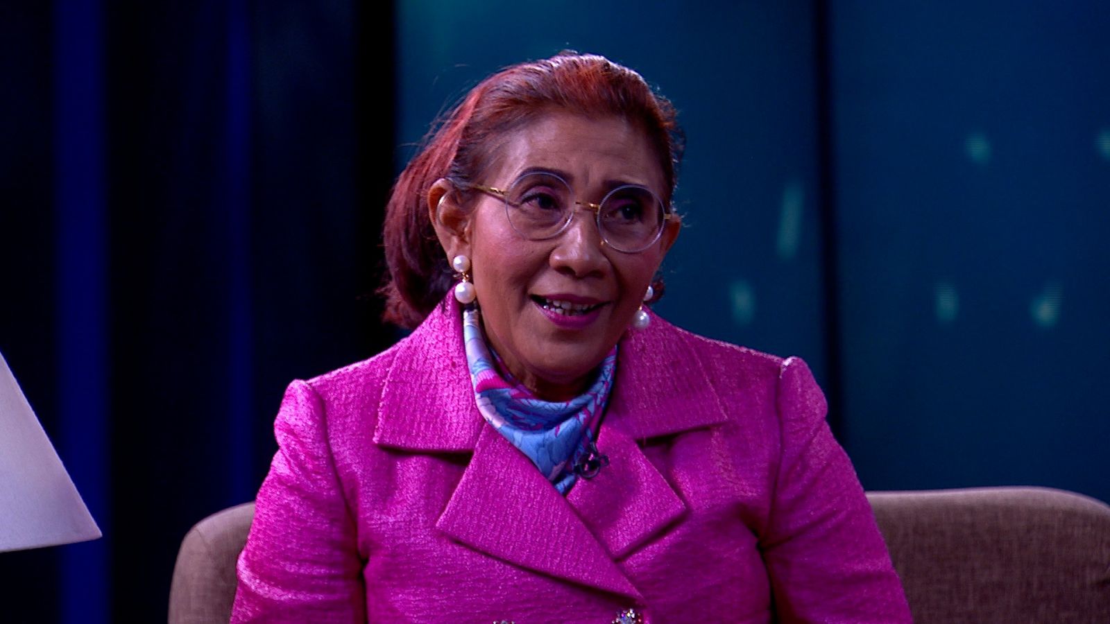 Susi Pudjiastuti jatuh cinta dengan Fiersa Besari yang berani memberikan kritik kepada pemerintah Indonesia. (foto: Humas MolaTV) Susi Pudjiastuti jatuh cinta dengan Fiersa Besari yang berani memberikan kritik kepada pemerintah Indonesia. (foto: Humas MolaTV)