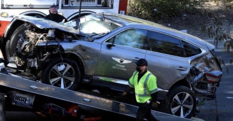 Mobil ringsek Tiger Woods pasca kecelakaan. (foto: Reuters/Gene Blevins) Mobil ringsek Tiger Woods pasca kecelakaan. (foto: Reuters/Gene Blevins)