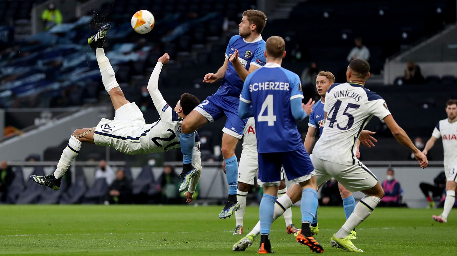 Momen Dele Alli mencetak gol salto dalam laga Tottenham vs Wolfsberger. (foto: twitter.com/SpursOfficial) Momen Dele Alli mencetak gol salto dalam laga Tottenham vs Wolfsberger. (foto: twitter.com/SpursOfficial)