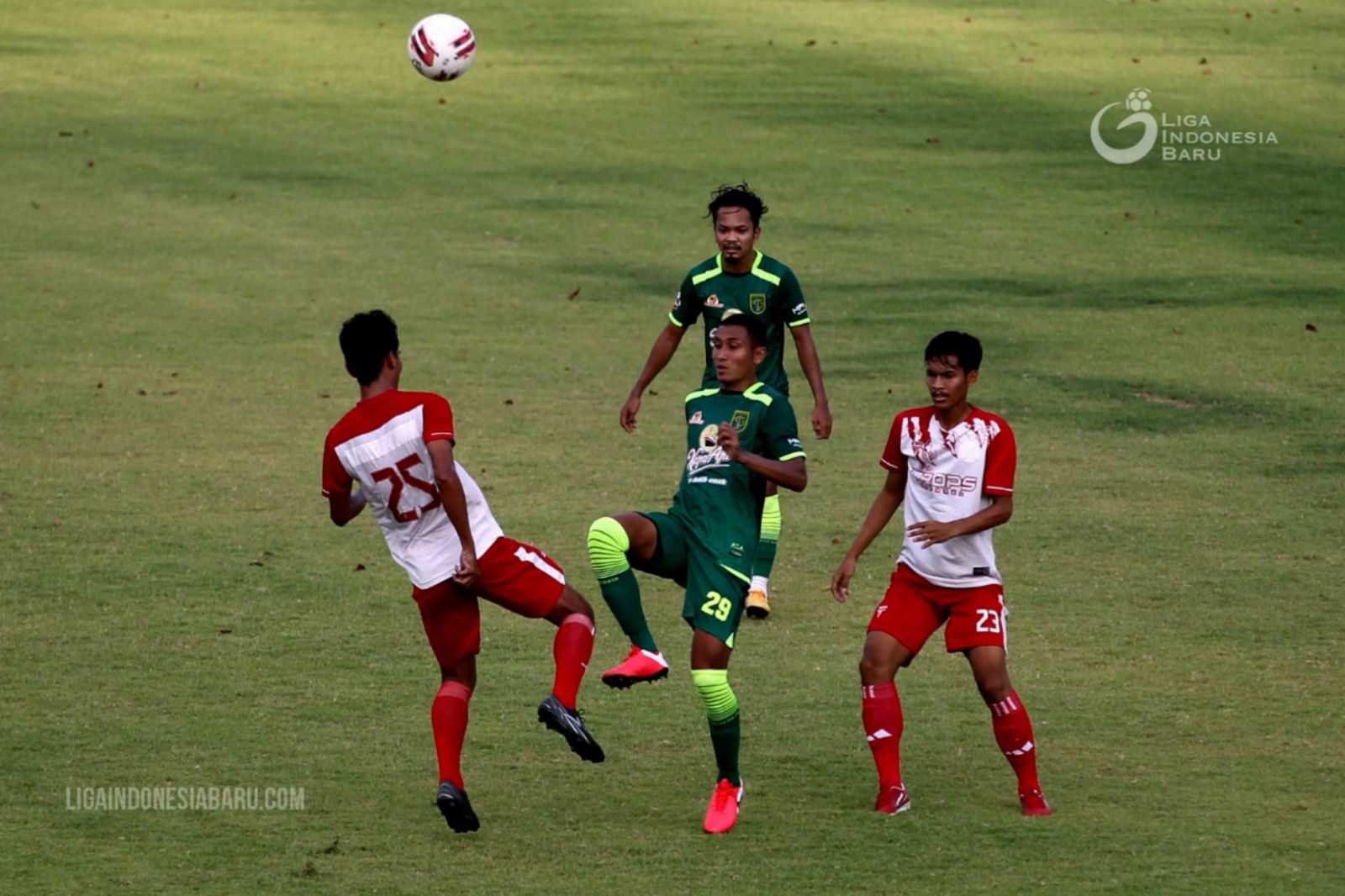 Pelatih Persebaya Surabaya, Aji Santoso, memberikan sebuah pesan yang tegas dan bisa membuat para pemainnya merasa tidak tenang. (foto: PT LIB) Pelatih Persebaya Surabaya, Aji Santoso, memberikan sebuah pesan yang tegas dan bisa membuat para pemainnya merasa tidak tenang. (foto: PT LIB)