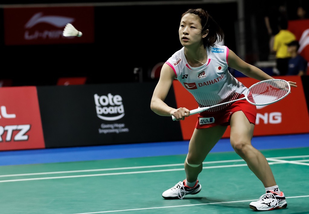 Sebuah aksi nekat dilakukan oleh pemain bulu tangkis Jepang dari sektor tunggal putri, Nozomi Okuhara, dengan berganti pakaian di pinggir lapangan. (foto: bwfbadminton) Sebuah aksi nekat dilakukan oleh pemain bulu tangkis Jepang dari sektor tunggal putri, Nozomi Okuhara, dengan berganti pakaian di pinggir lapangan. (foto: bwfbadminton)