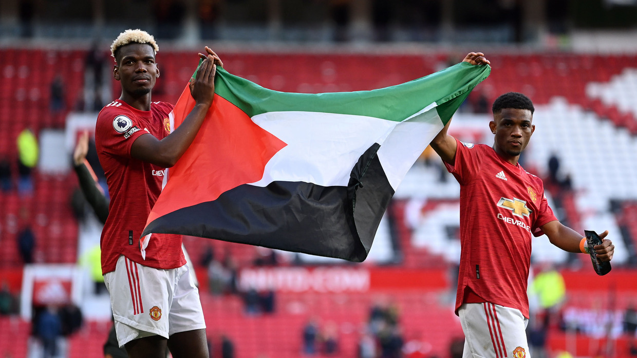 Paul Pogba membentangkan bendera Palestina sebagai bentuk perlawanan terhadap Israel di Old Trafford Stadium. (foto: Reuters) Paul Pogba membentangkan bendera Palestina sebagai bentuk perlawanan terhadap Israel di Old Trafford Stadium. (foto: Reuters)