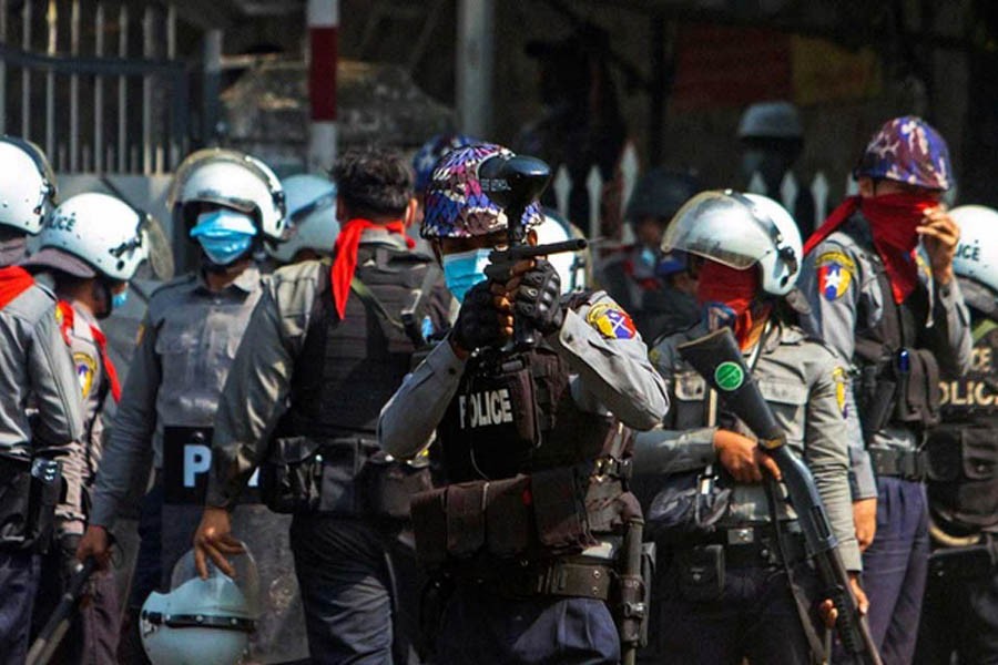 Masyarakat Myanmar dikabarkan telah bangkit untuk melawan kebengisan polisi dan militer, sehingga membuat mereka jumpalitan dan kabur ke India. (foto: Reuters) Masyarakat Myanmar dikabarkan telah bangkit untuk melawan kebengisan polisi dan militer, sehingga membuat mereka jumpalitan dan kabur ke India. (foto: Reuters)