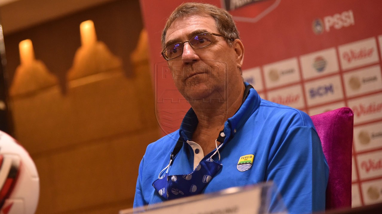 Komentar berkelas nan menggetarkan jiwa dilontarkan oleh pelatih Persib, yang mana bisa membuat para bobotoh ikut bangga. (foto: Persib.co.id) Komentar berkelas nan menggetarkan jiwa dilontarkan oleh pelatih Persib, yang mana bisa membuat para bobotoh ikut bangga. (foto: Persib.co.id)