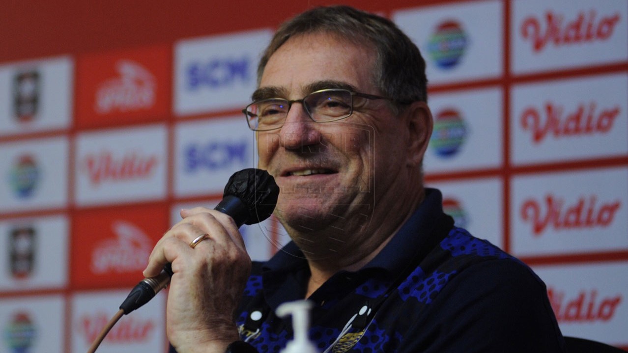 Robert Rene Albert selaku pelatih Persib Bandung membuat bobotoh merasa lega dengan angin segar yang dia bawa. (foto: PERSIB.co.id/Amandeep Rohimah) Robert Rene Albert selaku pelatih Persib Bandung membuat bobotoh merasa lega dengan angin segar yang dia bawa. (foto: PERSIB.co.id/Amandeep Rohimah)