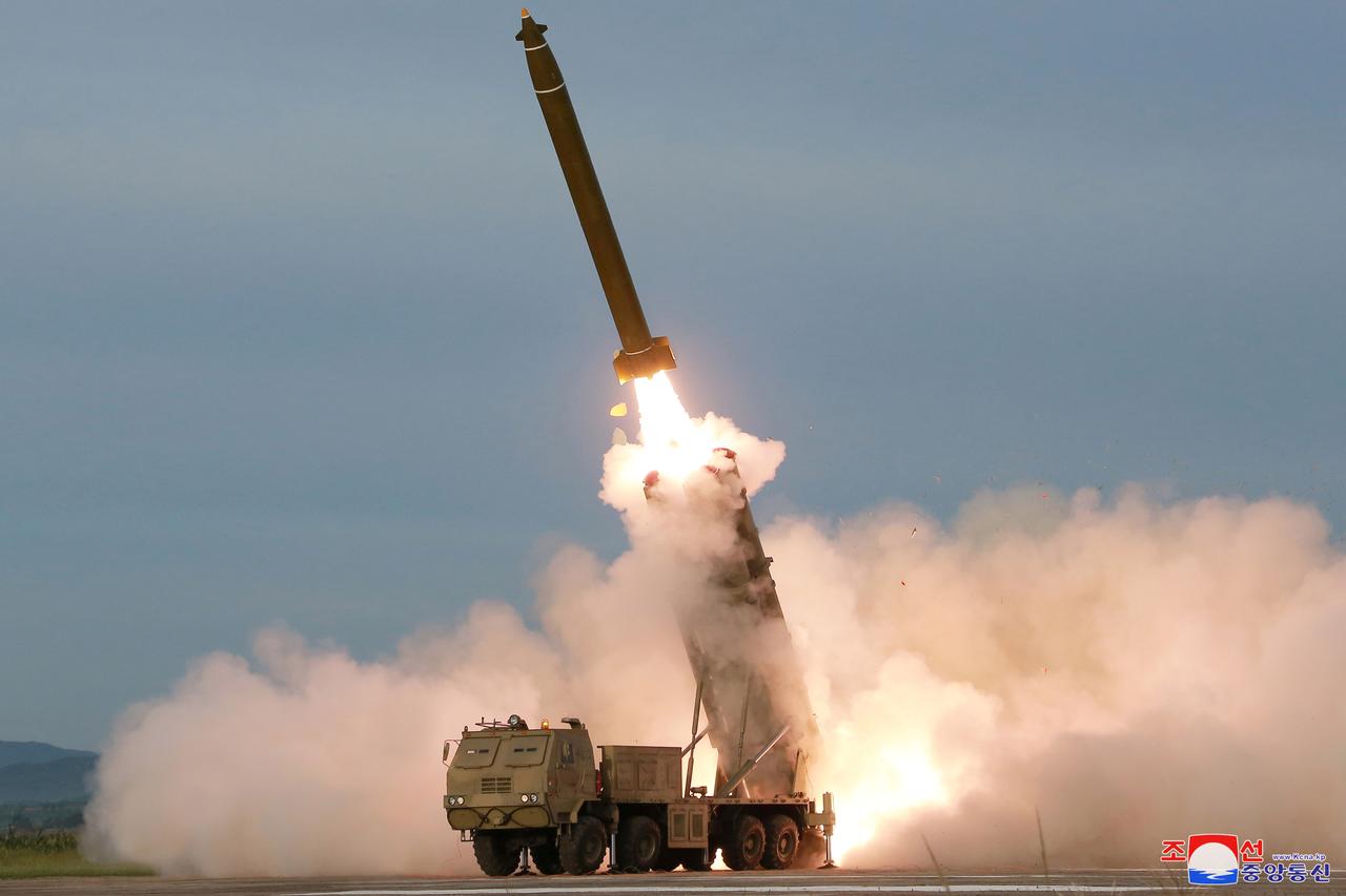 Korea Utara (Korut) ngamuk usai menjadi bahan ejekan Presiden Amerika Serikat, Joe Biden, hingga mengirimkan rudal setan yang berpotensi membuat bumi binasa. (foto: KCNA via REUTERS) Korea Utara (Korut) ngamuk usai menjadi bahan ejekan Presiden Amerika Serikat, Joe Biden, hingga mengirimkan rudal setan yang berpotensi membuat bumi binasa. (foto: KCNA via REUTERS)
