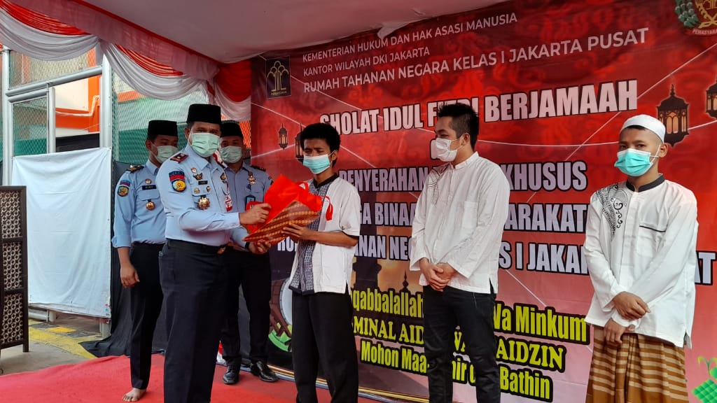 Rumah tahanan (Rutan) Salemba memberikan hadiah nomplok kepada para warga binaannya belum lama ini. (foto: Humas Rutan Salemba) Rumah tahanan (Rutan) Salemba memberikan hadiah nomplok kepada para warga binaannya belum lama ini. (foto: Humas Rutan Salemba)