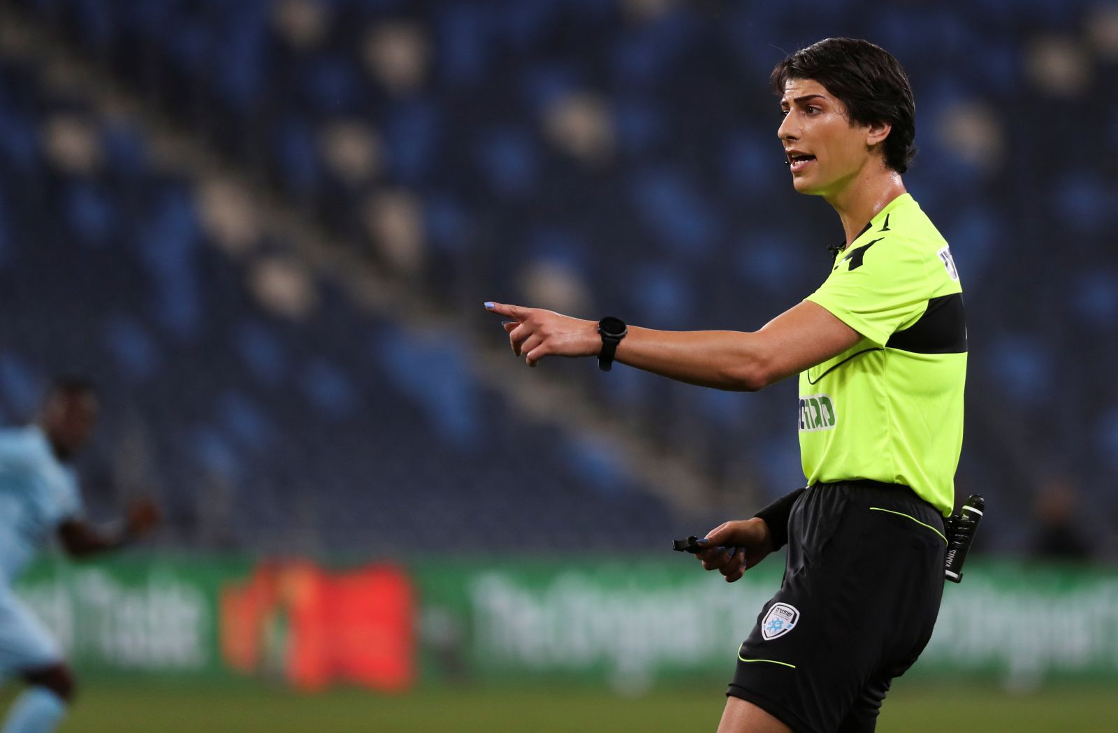 Kabar menggemparkan datang dari Israel usai seorang wasit sepak bola, Sapir Berman menyatakan dirinya sebagai transgender.(foto: REUTERS/Ronen Zvulun) Kabar menggemparkan datang dari Israel usai seorang wasit sepak bola, Sapir Berman menyatakan dirinya sebagai transgender.(foto: REUTERS/Ronen Zvulun)