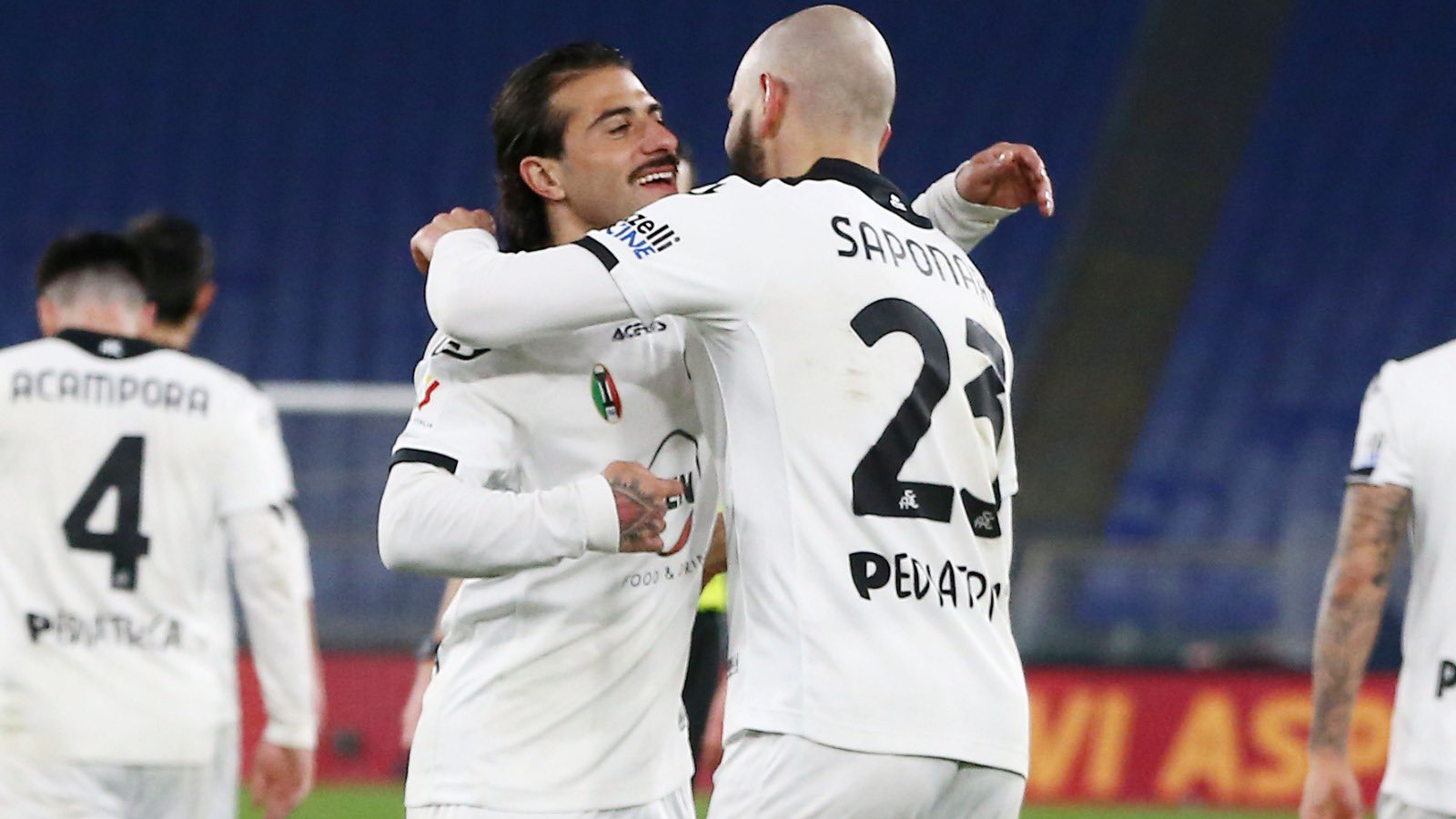 Selebrasi pemain Spezia usai mengalahkan AS Roma. (foto: twitter.com/AcspeziaE) Selebrasi pemain Spezia usai mengalahkan AS Roma. (foto: twitter.com/AcspeziaE)