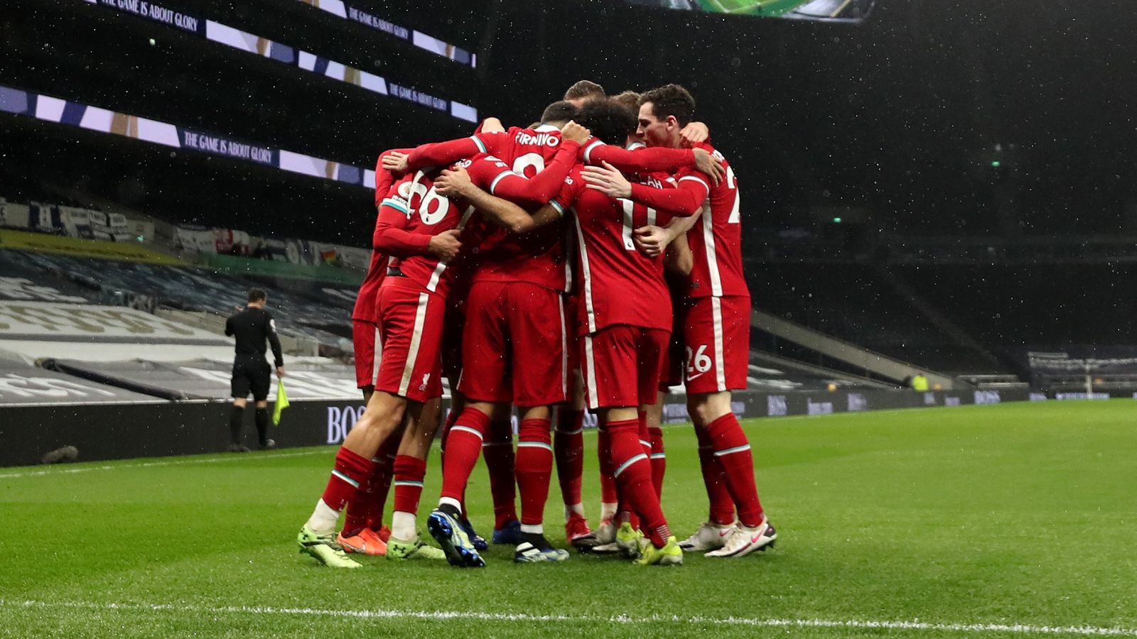 Skuad Liverpool berselebrasi usai mengalahkan Tottenham. (foto: twitter.com/LFC) Skuad Liverpool berselebrasi usai mengalahkan Tottenham. (foto: twitter.com/LFC)