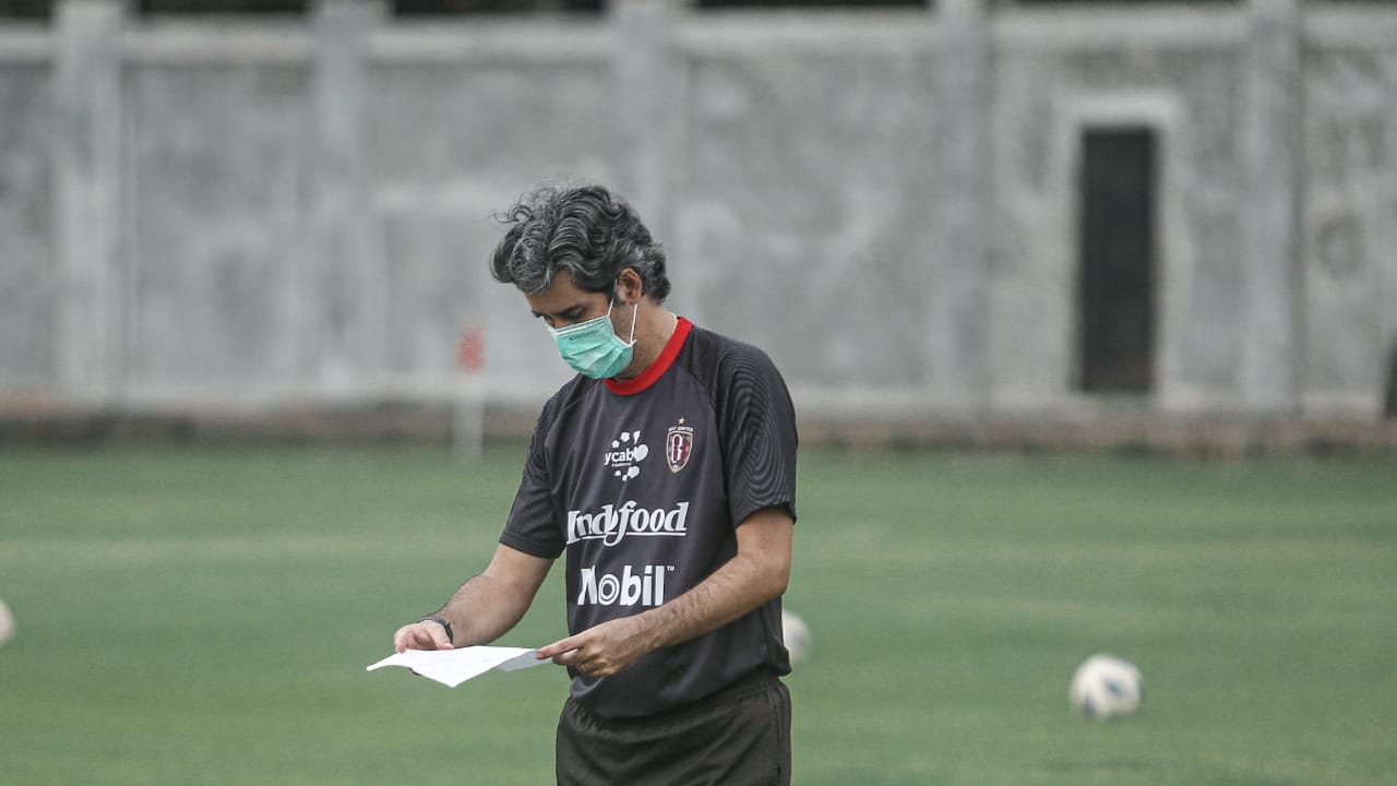 Pelatih Bali United Stefano Cugurra Teco memastikan anak asuhnya mampu bertanggung jawab akan tugas yang diberikan tim pelatih selama libur. (foto: Bali United) Pelatih Bali United Stefano Cugurra Teco memastikan anak asuhnya mampu bertanggung jawab akan tugas yang diberikan tim pelatih selama libur. (foto: Bali United)