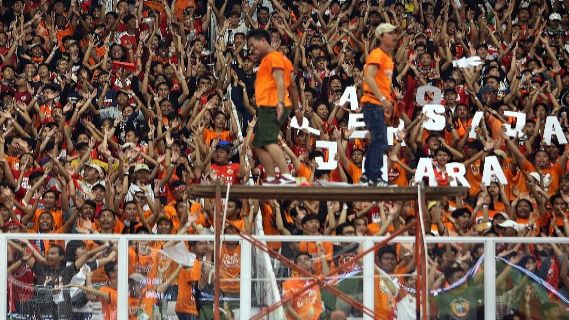 Memanasnya wacana Liga 1 tanpa degradasi membuat kubu Jakmania turun tangan dalam mengambil sikap dan memberikan suaranya. (foto: Ricardo/JPNN) Memanasnya wacana Liga 1 tanpa degradasi membuat kubu Jakmania turun tangan dalam mengambil sikap dan memberikan suaranya. (foto: Ricardo/JPNN)