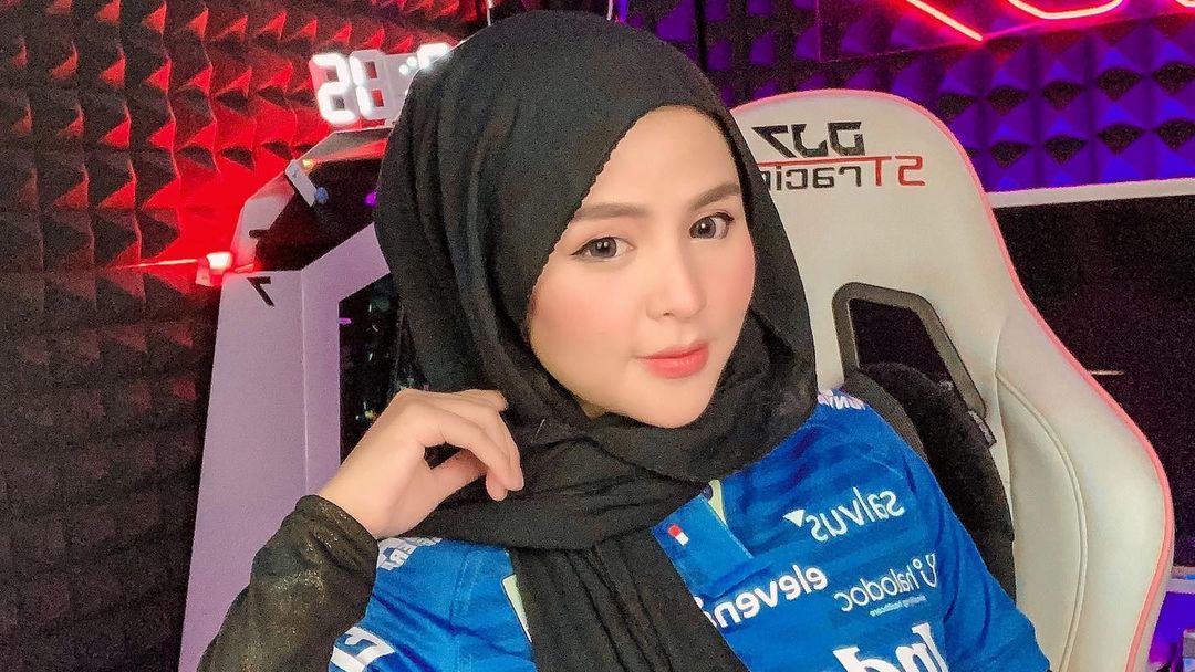 Tak sedih pasca tim kesayangannya, Persib Bandung, dihajar Persija Jakarta, seorang bobotoh geulis pun memberikan sebuah pesan berkelas. (foto: instagram.com/thyasethyaa) Tak sedih pasca tim kesayangannya, Persib Bandung, dihajar Persija Jakarta, seorang bobotoh geulis pun memberikan sebuah pesan berkelas. (foto: instagram.com/thyasethyaa)