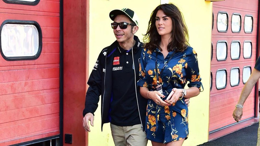 Valentino Rossi dan pacarnya, Sofia. (foto: instagram.com/francescasofianovello) Valentino Rossi dan pacarnya, Sofia. (foto: instagram.com/francescasofianovello)