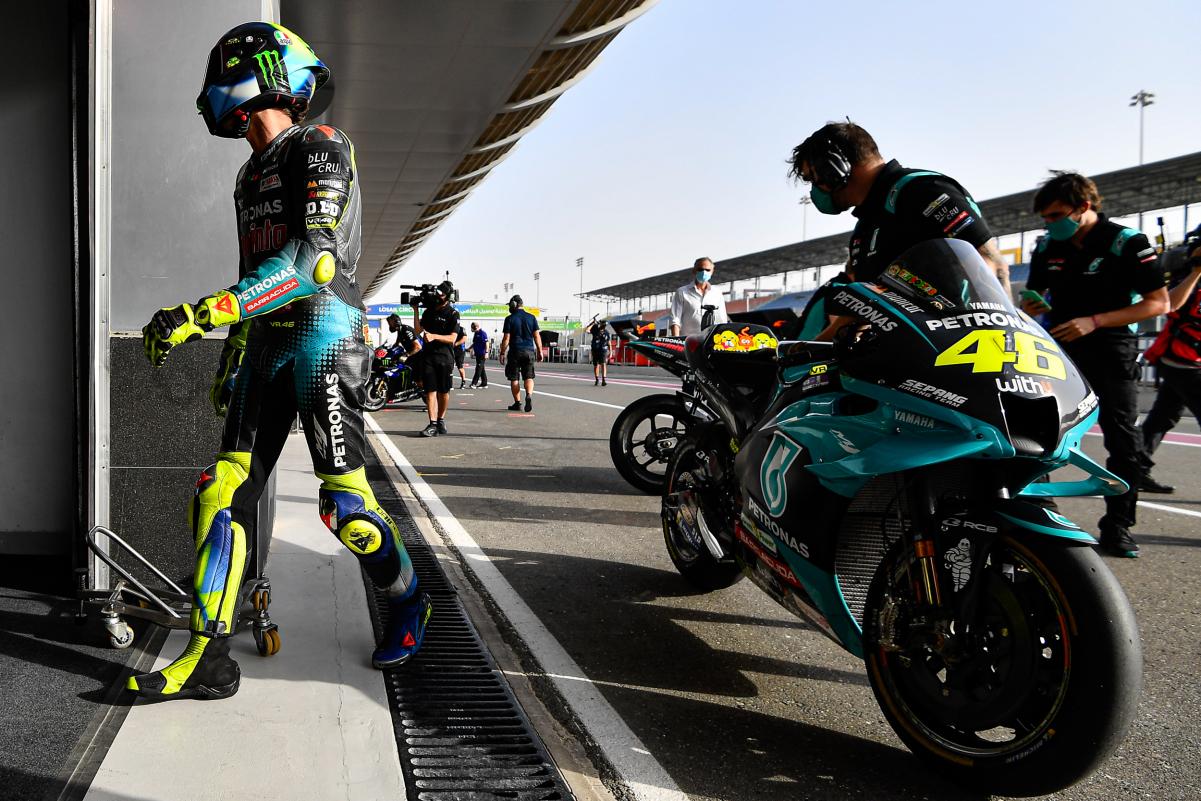 Legenda MotoGP yang masih aktif mengaspal, Valentino Rossi, membongkar kebodohannya sendiri. (foto: MotoGP) Legenda MotoGP yang masih aktif mengaspal, Valentino Rossi, membongkar kebodohannya sendiri. (foto: MotoGP)