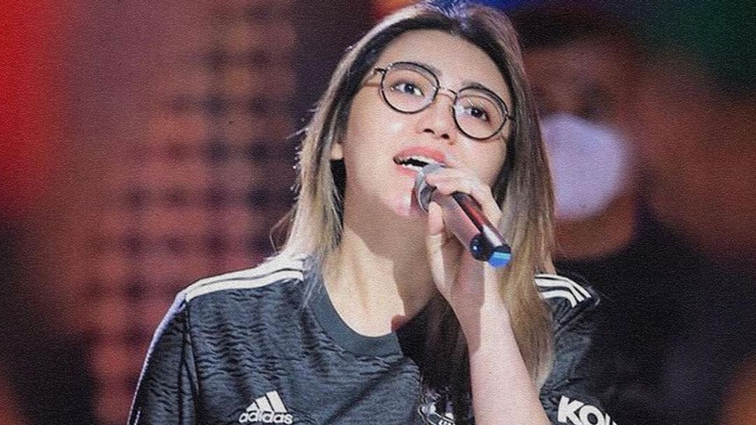 Tidak ada angin, tidak ada hujan, akun Instagram resmi Manchester United mendadak mengunggah foto Via Vallen yang membuat dirinya langsung kesengsem. (foto: instagram.com/viavallen) Tidak ada angin, tidak ada hujan, akun Instagram resmi Manchester United mendadak mengunggah foto Via Vallen yang membuat dirinya langsung kesengsem. (foto: instagram.com/viavallen)