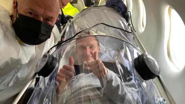 Momen unik dirasakan oleh Viktor Axelsen saat dirinya 'diplastikin' ketika pulang ke Denmark dari Ukraina karena positif covid-19. (foto: Facebook Viktor Axelsen) Momen unik dirasakan oleh Viktor Axelsen saat dirinya 'diplastikin' ketika pulang ke Denmark dari Ukraina karena positif covid-19. (foto: Facebook Viktor Axelsen)