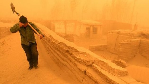 Kondisi badai pasir di China. Foto: China Daily/Reuters. Kondisi badai pasir di China. Foto: China Daily/Reuters.