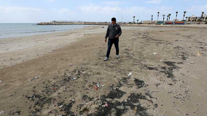 Seorang pria berjalan di pantai Mediterania, Israel. Foto: Reuters/Ronen Zvulun. Seorang pria berjalan di pantai Mediterania, Israel. Foto: Reuters/Ronen Zvulun.