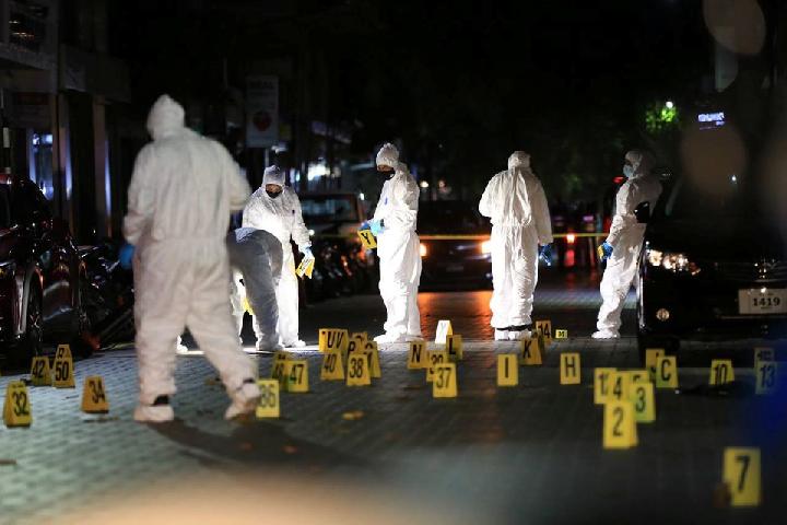 Petugas polisi Maladewa memeriksa lokasi ledakan di luar rumah keluarga ketua parlemen, mantan Presiden Mohamed Nasheed, di Male, Maladewa 6 April 2021. Foto: Maldives Police Service/Handout via Reuters. Petugas polisi Maladewa memeriksa lokasi ledakan di luar rumah keluarga ketua parlemen, mantan Presiden Mohamed Nasheed, di Male, Maladewa 6 April 2021. Foto: Maldives Police Service/Handout via Reuters.