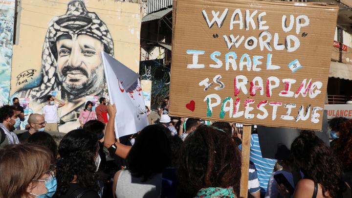 Orang-orang memegang tanda saat ikuti aksi solidaritas untuk Palestina di kamp pengungsi Mar Elias di Beirut, Lebanon, 11 Mei 2021. Aksi mereka tersebut untuk mendukung rakyat Palestina dan mengecam kekerasan yang dilakukan oleh militer Israel ke warga Pa Orang-orang memegang tanda saat ikuti aksi solidaritas untuk Palestina di kamp pengungsi Mar Elias di Beirut, Lebanon, 11 Mei 2021. Aksi mereka tersebut untuk mendukung rakyat Palestina dan mengecam kekerasan yang dilakukan oleh militer Israel ke warga Pa