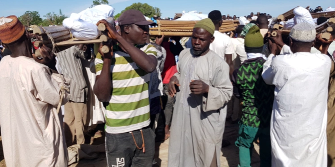 Ilustrasi-Sejumlah pria menggotong jenazah korban pembantaian di Nigeria. Foto: Reuters/Ahmed Kingimi. Ilustrasi-Sejumlah pria menggotong jenazah korban pembantaian di Nigeria. Foto: Reuters/Ahmed Kingimi.