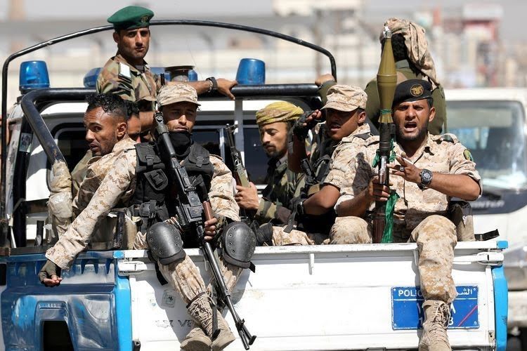 Pasukan Houthi menumpang di bak truk polisi, setelah menghadiri pertemuan Houthi di Sanaa, Yaman, 19 Februari 2020.Foto: Khaled Abdullah/Reuters. Pasukan Houthi menumpang di bak truk polisi, setelah menghadiri pertemuan Houthi di Sanaa, Yaman, 19 Februari 2020.Foto: Khaled Abdullah/Reuters.