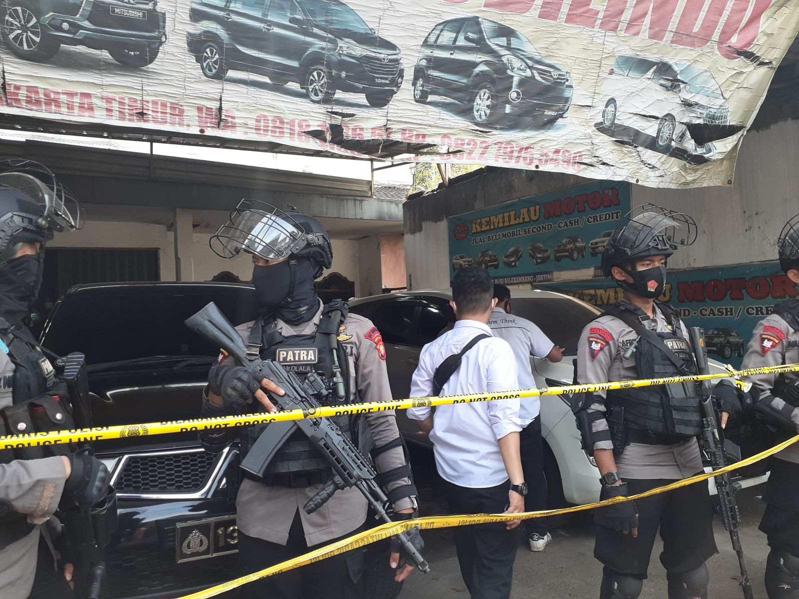 Densus 88 mengamankan lokasi terduga teroris di Condet, Jakarta Timur, Senin (29/3/2021). Foto: Puji Langgeng/GenPI.co. Densus 88 mengamankan lokasi terduga teroris di Condet, Jakarta Timur, Senin (29/3/2021). Foto: Puji Langgeng/GenPI.co.