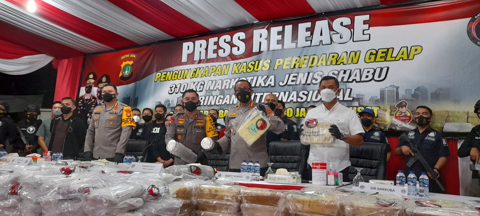 Polres Jakarta Pusat menangkap dua pelaku berinisial NR dan KA dengan barang bukti 310 kilogram sabu. Foto: Andri Bagus Syaeful.GenPI.co. Polres Jakarta Pusat menangkap dua pelaku berinisial NR dan KA dengan barang bukti 310 kilogram sabu. Foto: Andri Bagus Syaeful.GenPI.co.