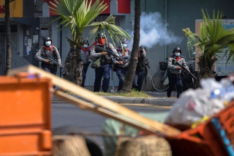Polisi anti huru hara menembakkan gas air mata untuk membubarkan demonstran di Yangon, Myanmar. Foto: Reuters. Polisi anti huru hara menembakkan gas air mata untuk membubarkan demonstran di Yangon, Myanmar. Foto: Reuters.