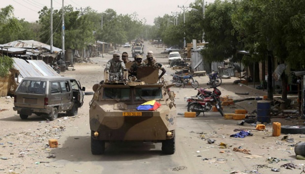 Konvoi tentara Chad dan Nigeria berkeliling kota Damasak yang baru direbut kembali dari militan Boko Haram di Nigeria, 20 Maret 2015. Foto: Reuters/Emmanuel Braun. Konvoi tentara Chad dan Nigeria berkeliling kota Damasak yang baru direbut kembali dari militan Boko Haram di Nigeria, 20 Maret 2015. Foto: Reuters/Emmanuel Braun.