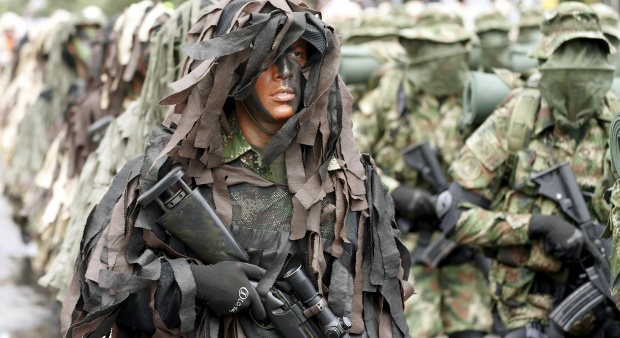 Ilustrasi-Seorang prajurit sniper ikut berparade dengan sejumlah personel militer, saat upacara kemerdekaan Kolombia, Bogota, 20 Juli 2015. Foto: Reuters/Jose Miguel Gomez. Ilustrasi-Seorang prajurit sniper ikut berparade dengan sejumlah personel militer, saat upacara kemerdekaan Kolombia, Bogota, 20 Juli 2015. Foto: Reuters/Jose Miguel Gomez.