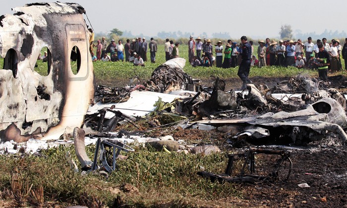 Ilustrasi-Pesawat militer Myanmar terjatuh. Foto: Stringer/Reuters. Ilustrasi-Pesawat militer Myanmar terjatuh. Foto: Stringer/Reuters.