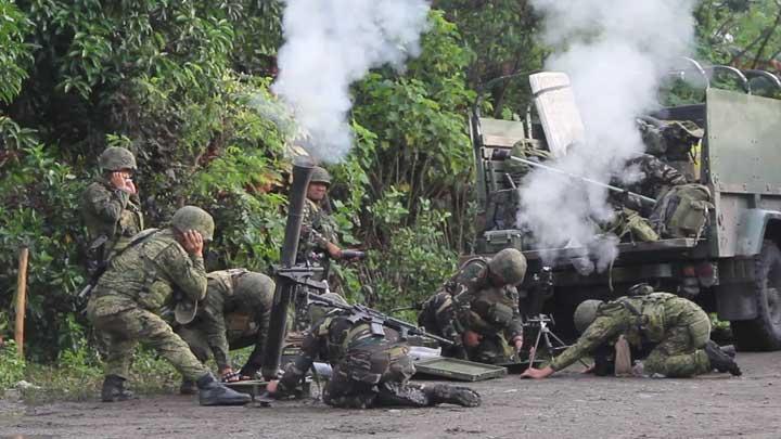 Tentara Angkatan Darat Filipina dari Divisi Infanteri Mekanis menembakan mortar saat bentrokan dengan Pejuang Kebebasan Islam Bangsa Moro (BIFF) di Maguindanao, Filipina, 4 Juli 2018. Empat pemberontak BIFF tewas dalam bentrokan ini. Foto: Sgt Christian S Tentara Angkatan Darat Filipina dari Divisi Infanteri Mekanis menembakan mortar saat bentrokan dengan Pejuang Kebebasan Islam Bangsa Moro (BIFF) di Maguindanao, Filipina, 4 Juli 2018. Empat pemberontak BIFF tewas dalam bentrokan ini. Foto: Sgt Christian S