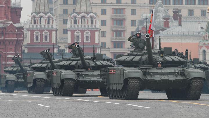 Tentara Rusia mengendarai tank tempur T-72B3 saat parade peringatan Hari Kemenangan atas Nazi pada Perang Dunia II di Lapangan Merah, Moskow, Rusia, 9 Mei 2019. Foto: Shamil Zhumatov/Reuters. Tentara Rusia mengendarai tank tempur T-72B3 saat parade peringatan Hari Kemenangan atas Nazi pada Perang Dunia II di Lapangan Merah, Moskow, Rusia, 9 Mei 2019. Foto: Shamil Zhumatov/Reuters.