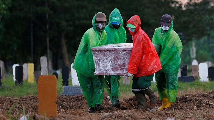 Pemakaman jenazah dengan protokol pasien Virus Corona. Foto: Reuters/Willy Kurniawan. Pemakaman jenazah dengan protokol pasien Virus Corona. Foto: Reuters/Willy Kurniawan.