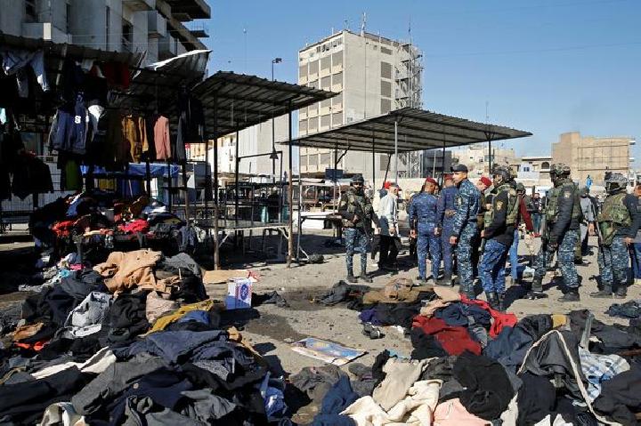 Serangan bom bunuh diri ganda yang terencana di sebuah pasar di pusat kota Baghdad, Irak, Kamis (21/1/2021) menewaskan sedikitnya 32 orang. Foto: Reuters. Serangan bom bunuh diri ganda yang terencana di sebuah pasar di pusat kota Baghdad, Irak, Kamis (21/1/2021) menewaskan sedikitnya 32 orang. Foto: Reuters.